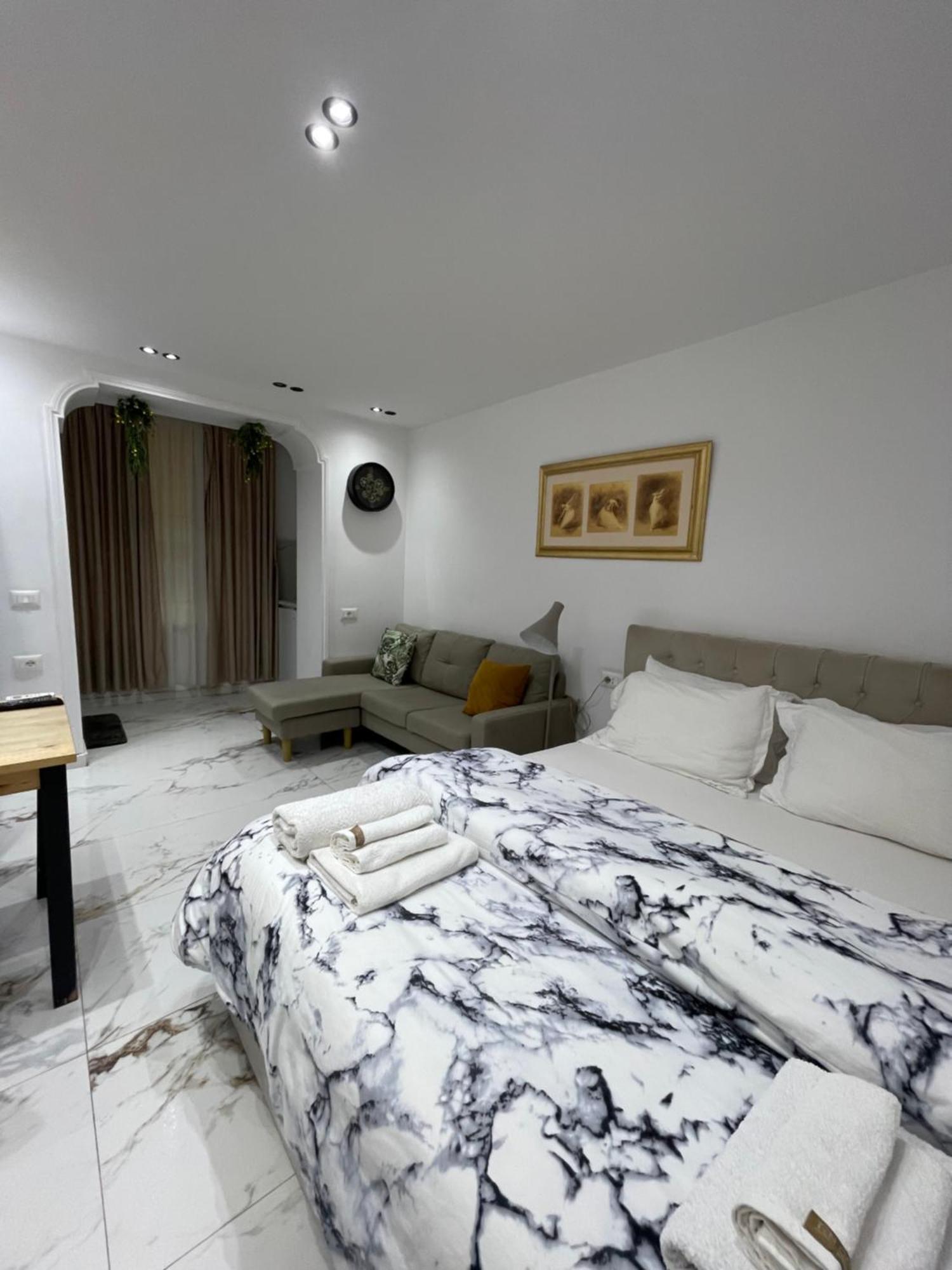 Midnight Apartments Tirana Exterior photo